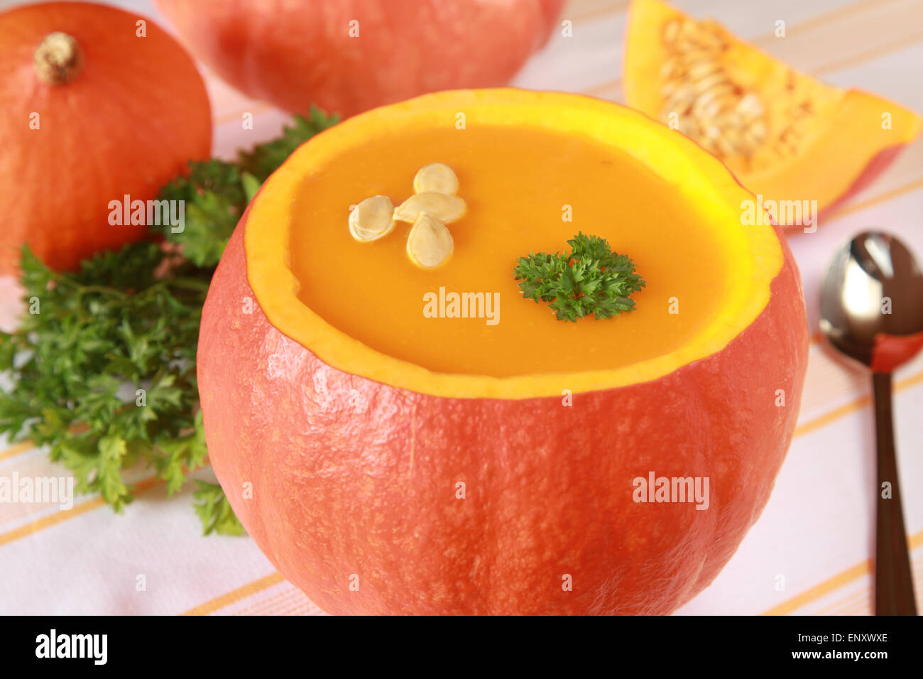 Kürbiscremesuppe Im Kürbis Stockfoto