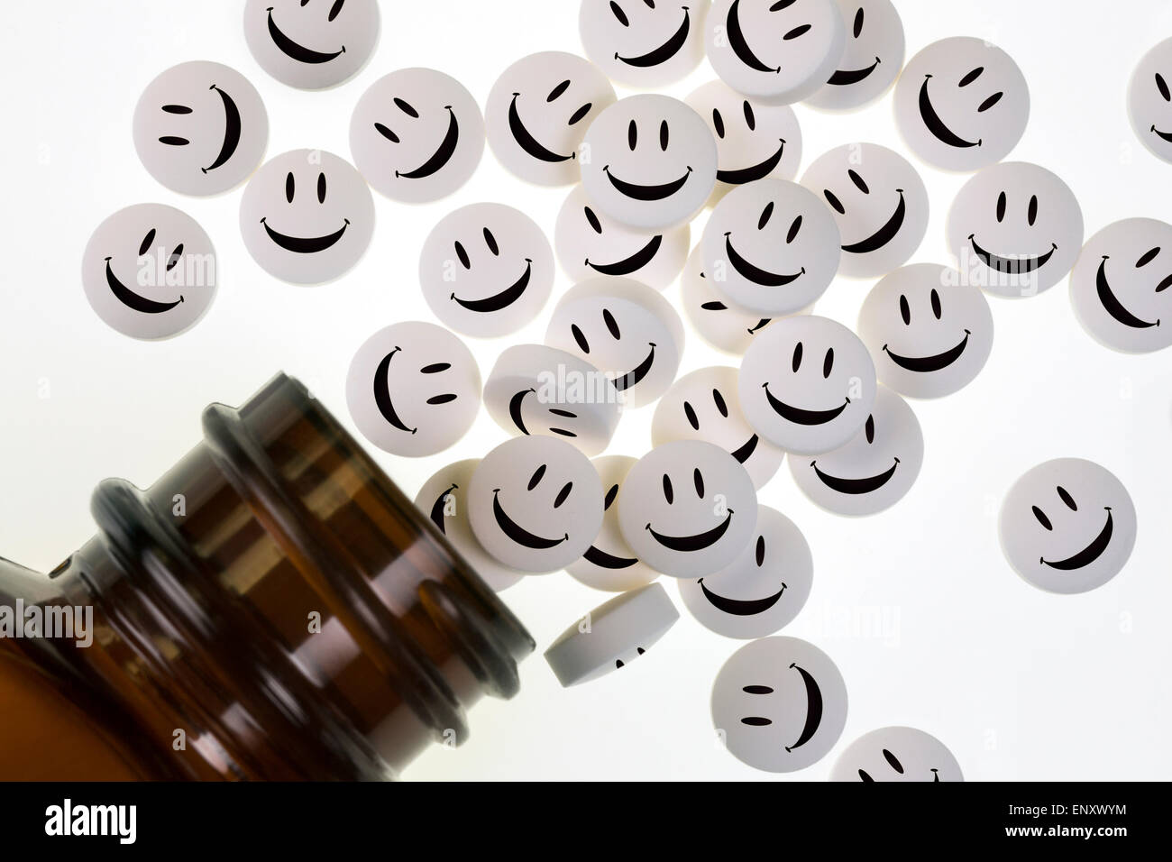Happy Pills - Medikamente in der Behandlung der Krankheit von einer Medizin-Flasche gießen verwendet Stockfoto
