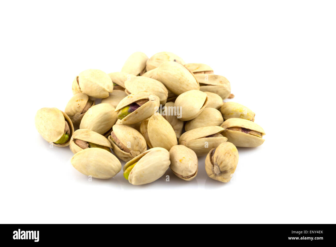 Pistazien in einer Glasplatte, isoliert auf weißem Hintergrund Stockfoto