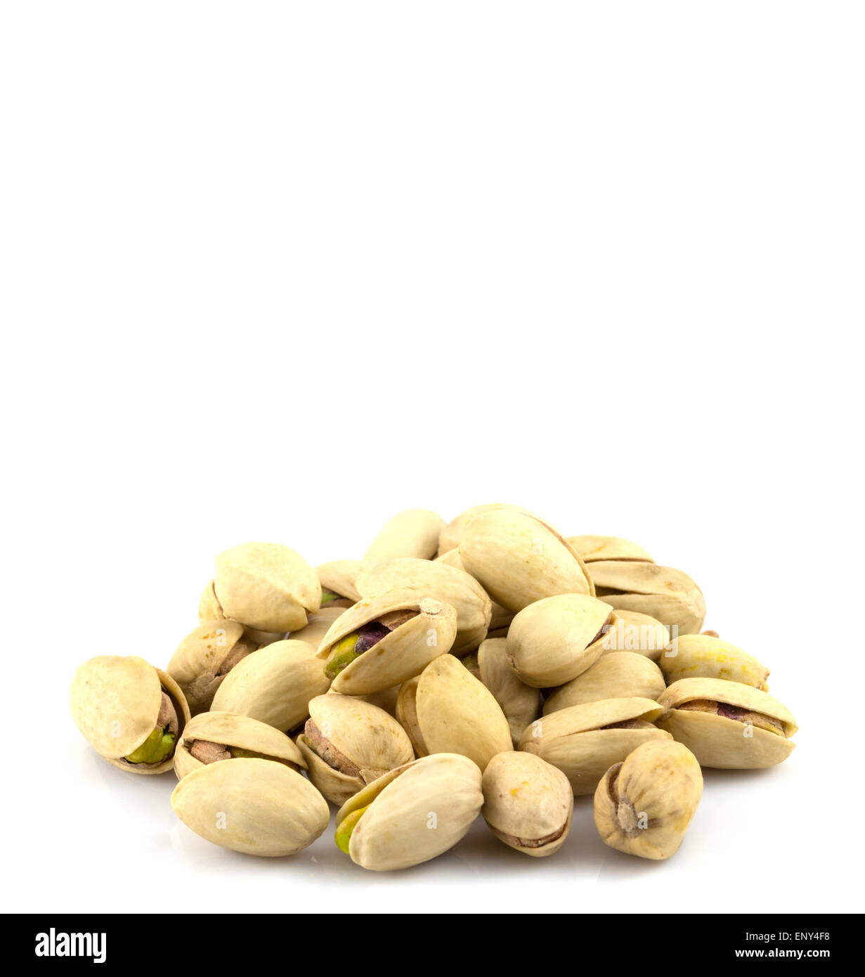 Pistazien in einer Glasplatte, isoliert auf weißem Hintergrund Stockfoto