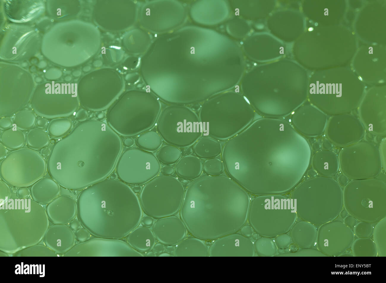 Makroaufnahme von Öl in Wasser abstrakt und für den Hintergrund gemischt Stockfoto