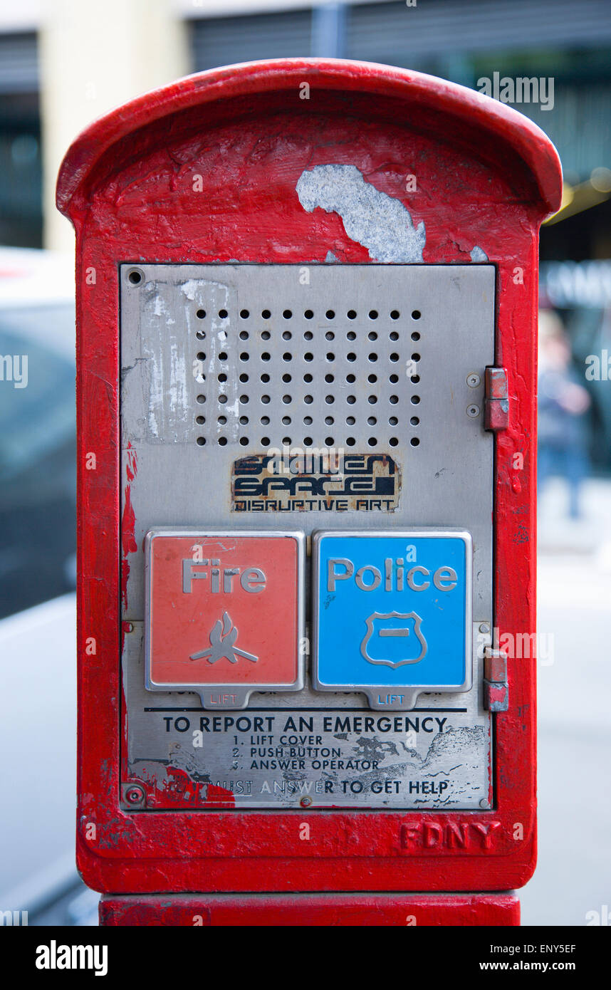 USA, New York, Manhattan, rote not Call Box für Polizei und Feuer. Stockfoto