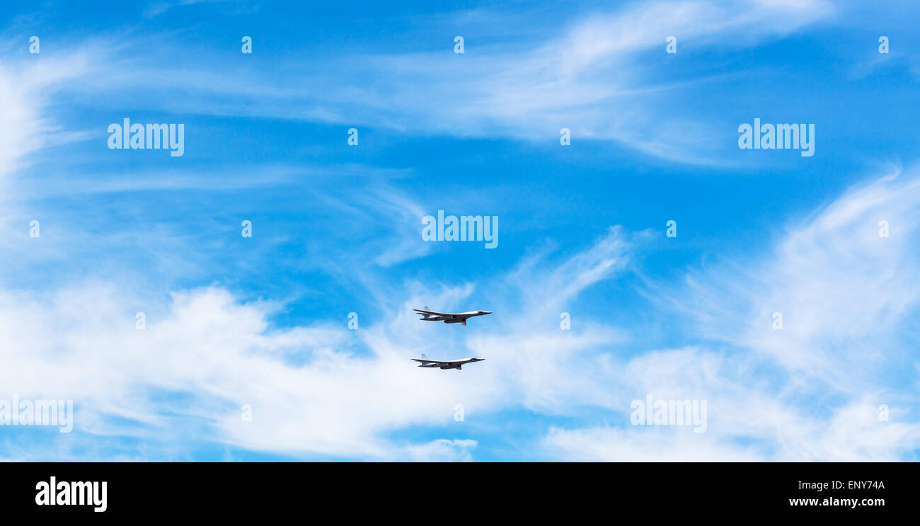 zwei strategische Bomber-Flugzeugen in weißen Wolken am blauen Himmel Stockfoto