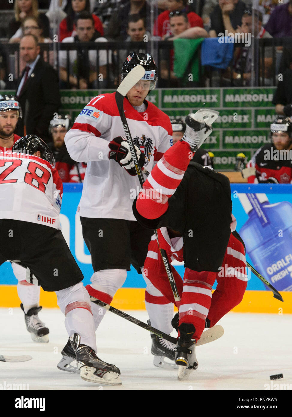 Prag, Tschechische Republik. 12. Mai 2015. Von links nach rechts: Martin Schumnig (AUT), Thomas Hundertpfund (AUT) und Brayden Schenn (CAN) in Aktion während ihrer Hockey World Championships Gruppe A Kanada Vs Österreich in Prag, Tschechische Republik, 12. Mai 2015 entsprechen. Bildnachweis: CTK/Alamy Live-Nachrichten Stockfoto