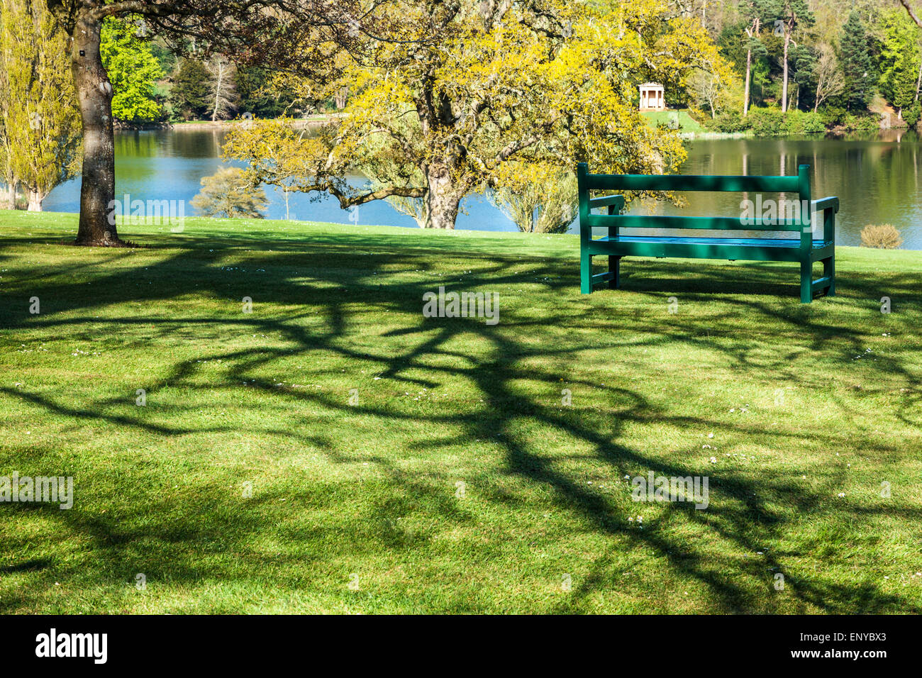 Das Gelände des Anwesens Bowood in Wiltshire, Blick über den See in den dorischen Tempel. Stockfoto