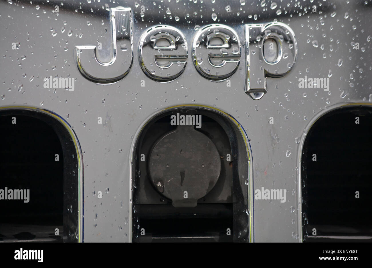 Jeep-Logo auf dem Fahrzeug mit abstrakten Wassertropfen Stockfoto