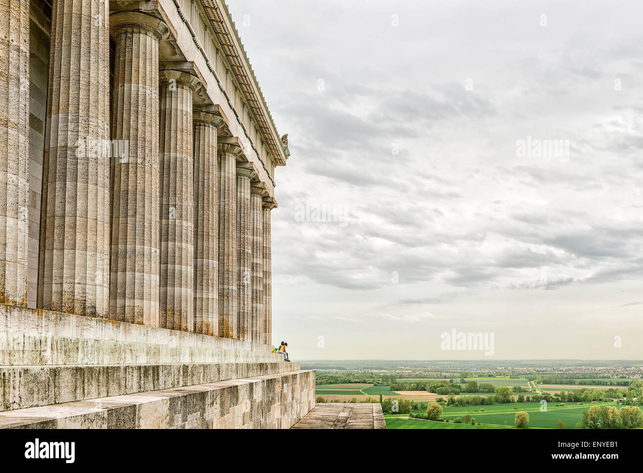 Bild von der Walhalla mit Landschaft in Bayern, Deutschland mit grünen Wiese und dunkle Wolken Stockfoto