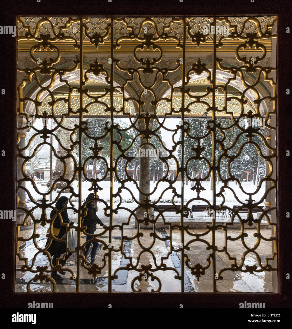 Blick in den 2. Hof durch ein dekoratives Fenster im Rat Kaisersaal am Topkapi Palast, Istanbul, Türkei. Stockfoto