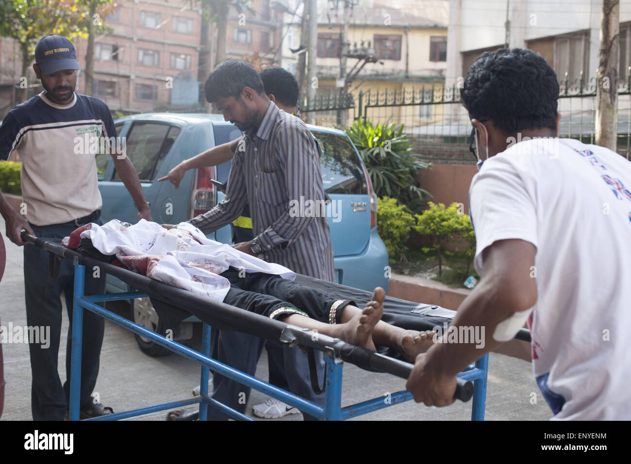 Kathmandu, Nepal. 12. Mai 2015. Nepalesen durchgeführt eine Leiche in einem Krankenhaus heute, nachdem das zweite Erdbeben in Nepal, Kathmandu, Nepal. Eine Erdbeben der Stärke 7,3 mindestens 37 Menschen getötet und verbreiten Panik in Nepal am Dienstag bereits geschwächt durch einen verheerenden Beben weniger als drei Wochen und Entfesselung Erdrutsche im Himalaya Täler in der Nähe von Mount Everest Gebäude zum Einsturz zu bringen. Bildnachweis: Suvra Kanti Das/ZUMA Wire/ZUMAPRESS.com/Alamy Live-Nachrichten Stockfoto