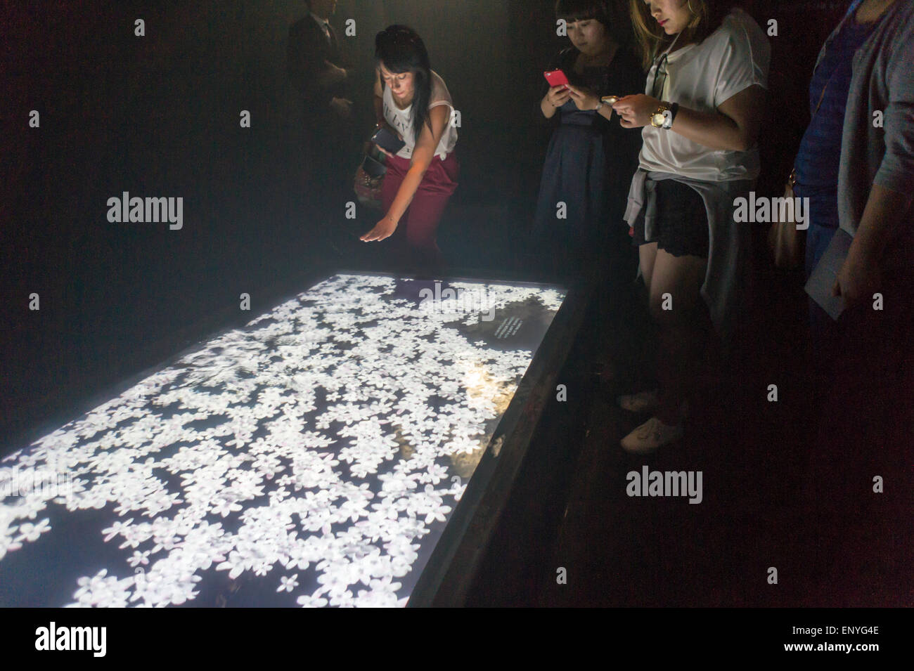 Besucher amüsieren sich bei einem interaktiven Chanel No. 5 Parfüm branding Event im Meatpacking District in New York auf Freitag, 8. Mai 2015. Die Teilnehmer erhielten, interaktive Exponate erklären die Geschichte des Parfüms, gegründet 1921, und die Einführung einer neuen, leichteren Version des klassischen Nr. 5, Eau Premiére zu verwenden. (© Richard B. Levine) Stockfoto