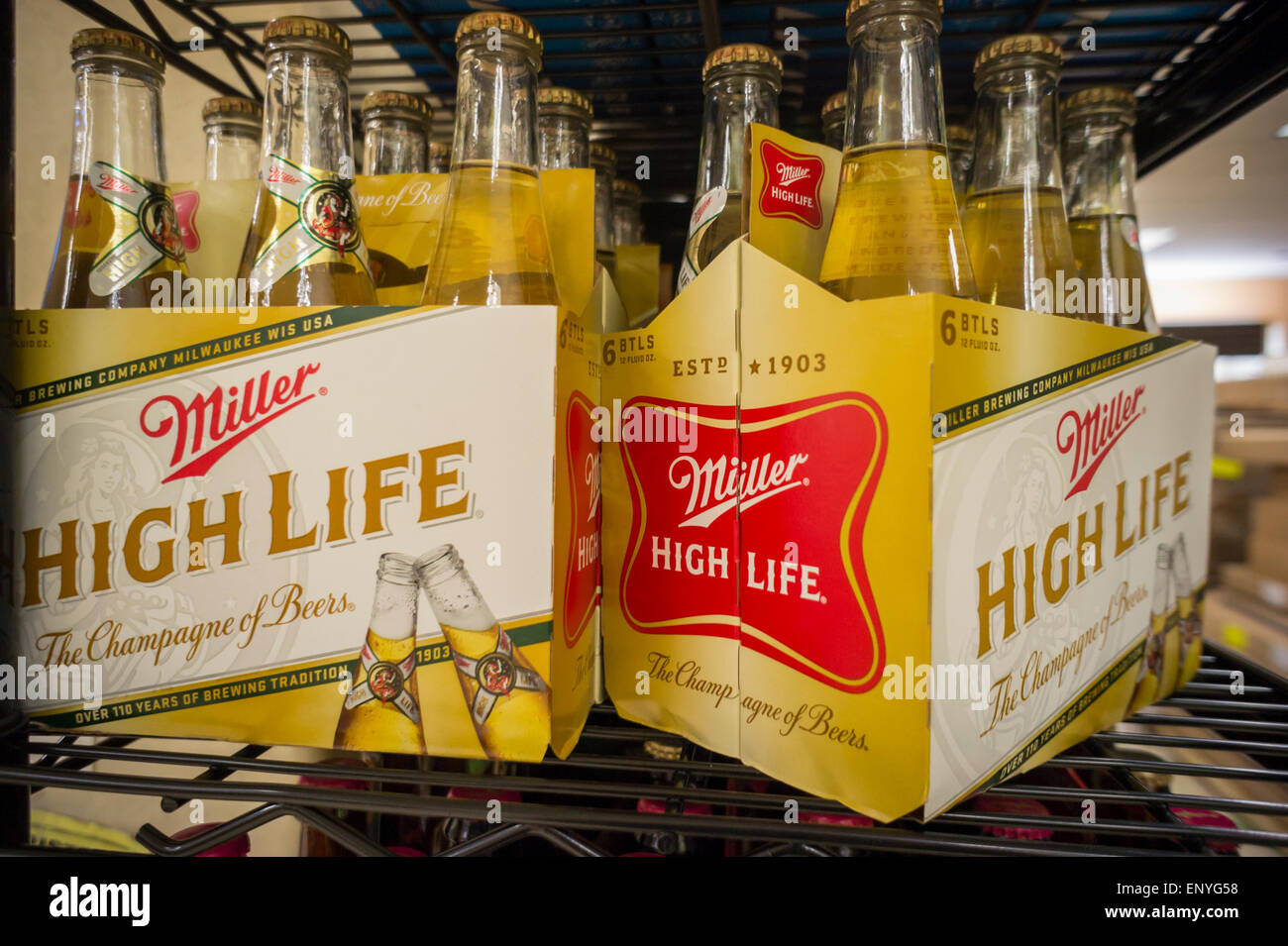 6-Pack Bier Miller sind auf Donnerstag, 7. Mai 2015 in einem Supermarkt in New York gesehen. Aktien von SABMiller stieg, nachdem das Gerücht eines Übernahmeangebots von Anheuser-Busch. SABMiller ist der weltweit zweitgrößte Bier Produzent Anheuser-Busch das größte. Spekulationen über die Zusammenführung der beiden Unternehmen soll regelmäßig auftauchen. (© Richard B. Levine) Stockfoto
