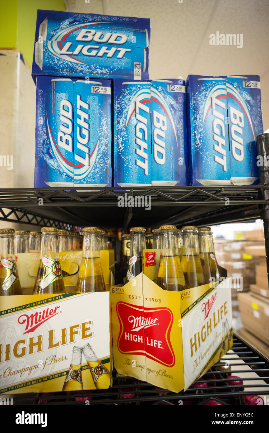 6-Packs von Miller Bier und Fälle von Bud Light sind auf Donnerstag, 7. Mai 2015 in einem Supermarkt in New York gesehen. Aktien von SABMiller stieg, nachdem das Gerücht eines Übernahmeangebots von Anheuser-Busch. SABMiller ist der weltweit zweitgrößte Bier Produzent Anheuser-Busch das größte. Spekulationen über die Zusammenführung der beiden Unternehmen soll regelmäßig auftauchen. (© Richard B. Levine) Stockfoto