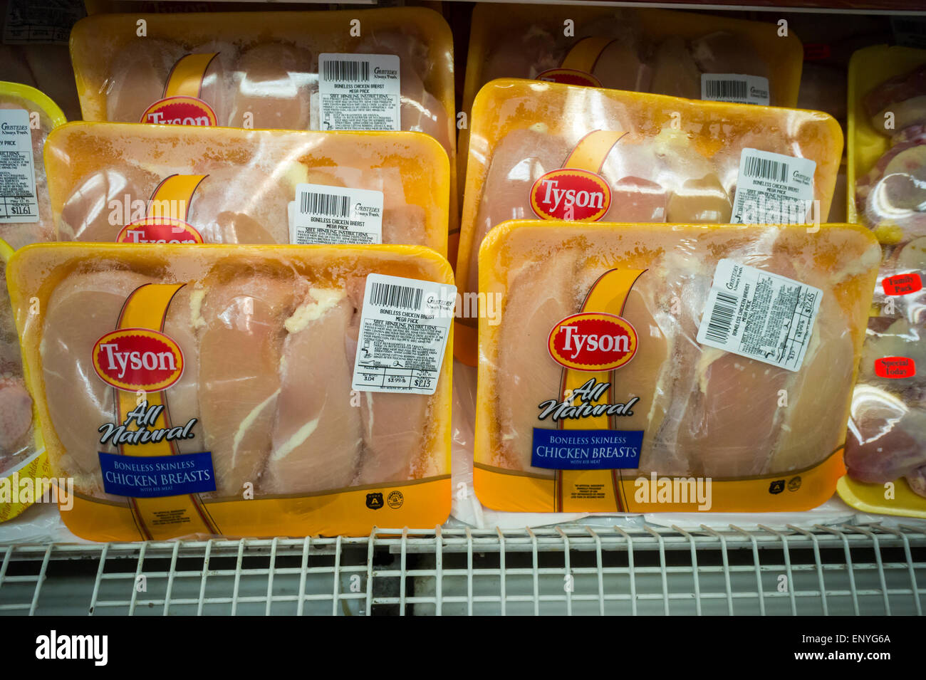 Pakete von Tyson Marke Huhn in der Fleischabteilung eines Supermarktes im  New Yorker Stadtteil Chelsea auf Dienstag, 5. Mai 2015. Tyson Foods  kündigte Pläne an menschlichen Antibiotika in seine Viehzucht bis September