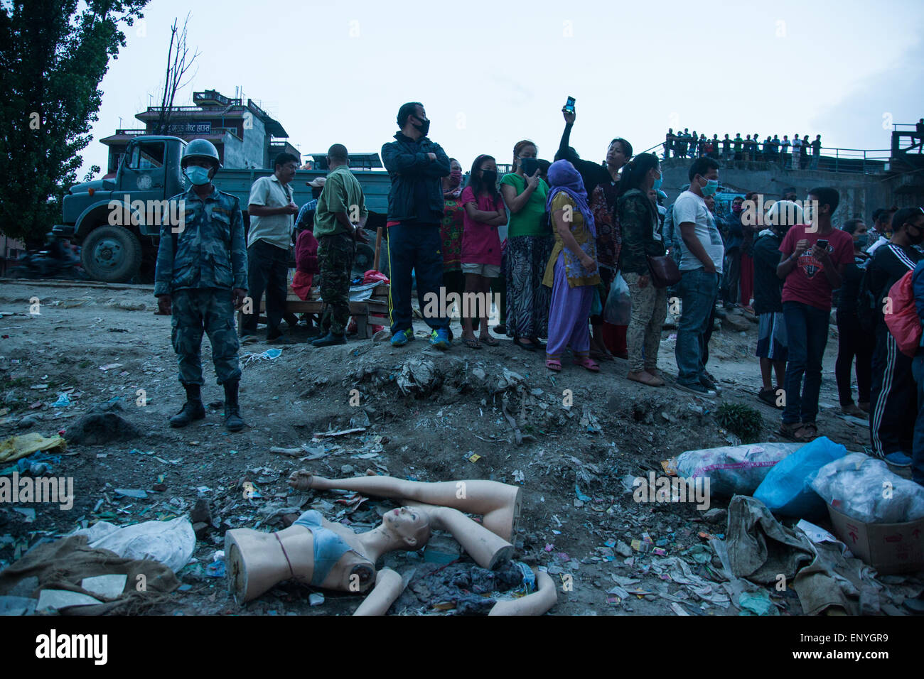 Personen suchen in einer Rettungsaktion von Koren-Katastrophe-Team in Kathmandu, Nepal. Stockfoto