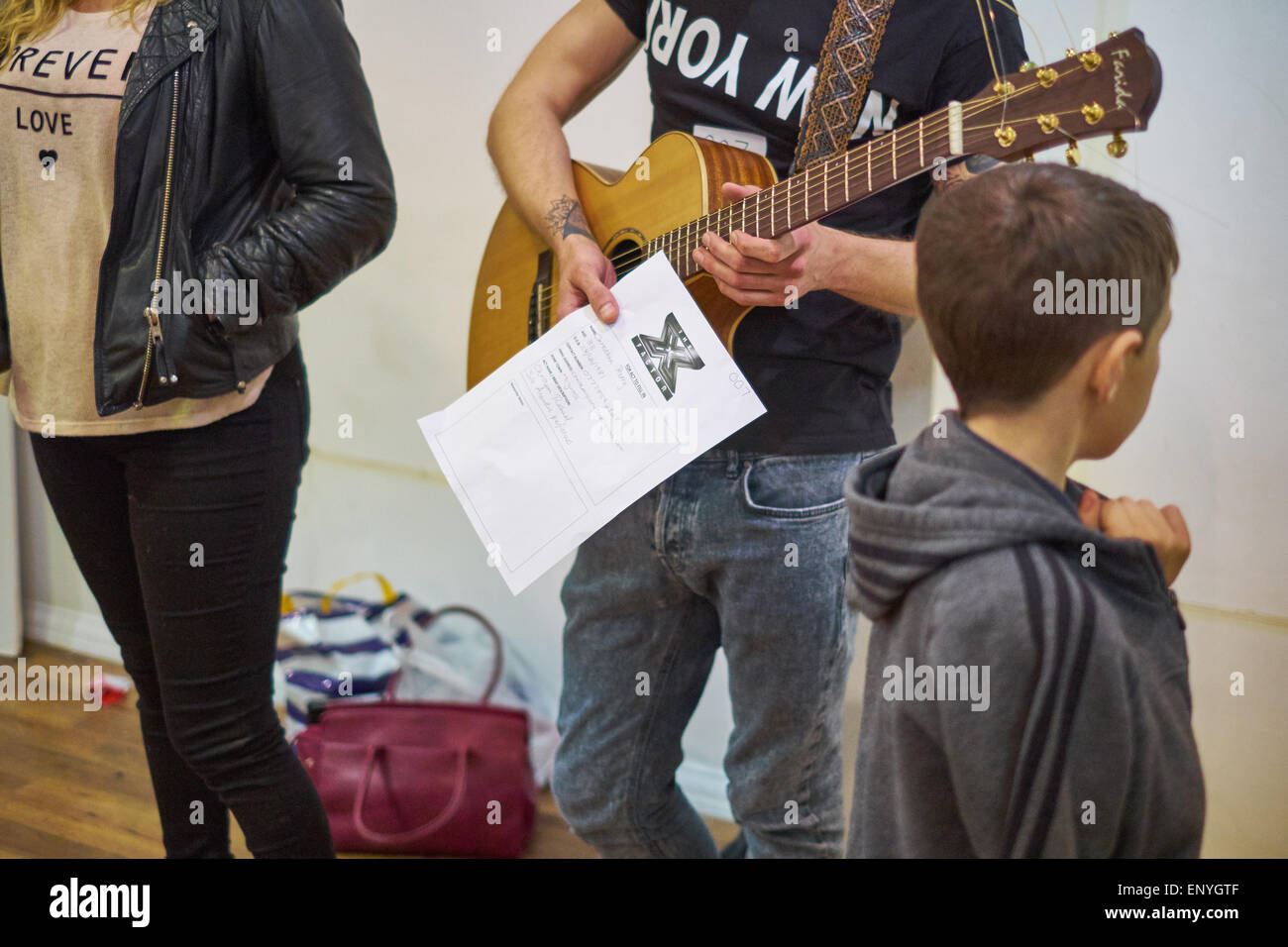 Bangor, Wales, UK. 12. Mai 2015. Danielle Fallon Casting Forscher Steve Golley Casting Forscher Katherin Zollman Runner Produktionsteam Xfactor open Audition in Deiniol Einkaufszentrum Bangor hält. Bildnachweis: Robert Eames/Alamy Live-Nachrichten Stockfoto