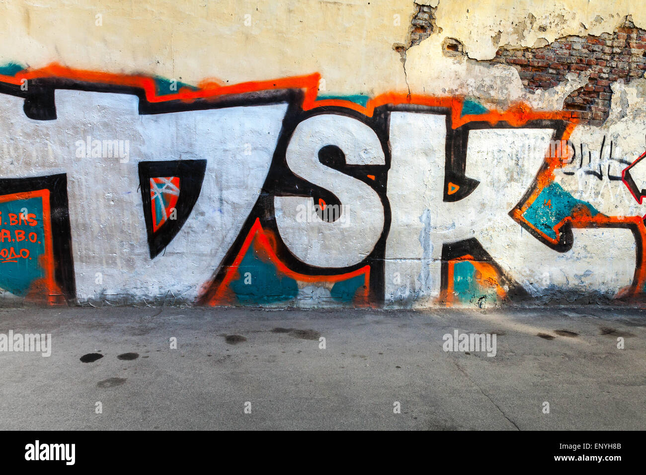 Sankt-Petersburg, Russland-6. Mai 2015: Verlassenen urbanen Innenhof mit farbenfrohen abstrakten Graffiti Buchstaben auf alte beschädigte Mauer Stockfoto