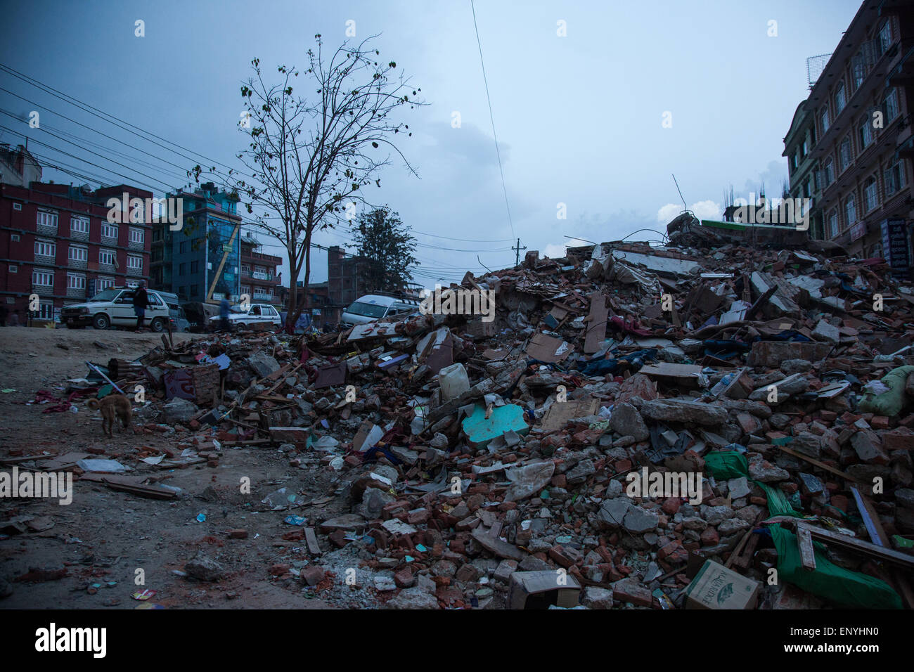 Trümmer von Gebäuden betroffen durch Erdbeben in Kathmandu, Nepal. Es ist wenig oder gar keine Zeichen des Wiederaufbaus nach einem Jahr. Stockfoto