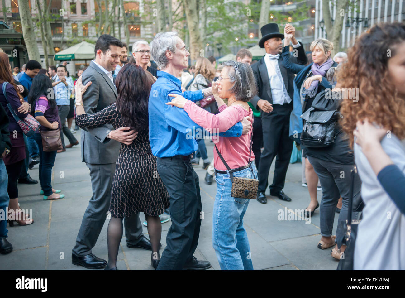 Hunderte Kanal ihre innere Fred Astaire und Ginger Rogers, wie sie die Nacht weg am Abend Eröffnung von Dancing im Bryant Park, mit einem Walzer-Ball am Mittwoch, 6. Mai 2015 in New York Walzer. Jeder vom Anfänger bis zum Amateur Konkurrenten beteiligt die wöchentliche Veranstaltung mit einem anderen Stil des Tanzes jede Woche. Live-Musik und Unterricht ergänzt die beliebte Veranstaltung. (© Richard B. Levine) Stockfoto