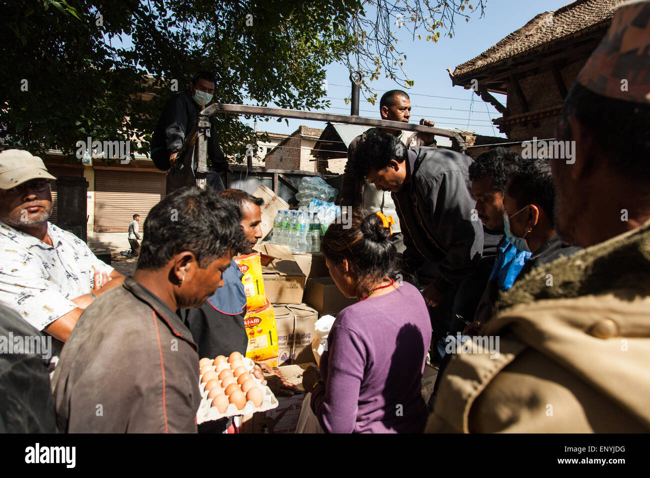 Lebensmittel unter Erdbeben betroffenen Opfern in Sankhu, Nepal übermittelt werden. Stockfoto