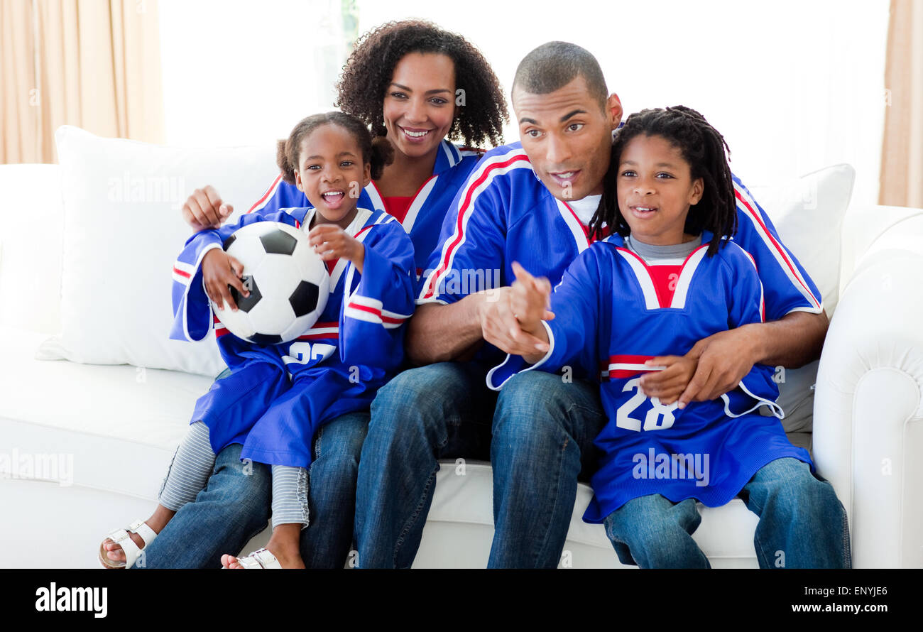 Afro-amerikanische Familie gerade ein Fußballspiel zu Hause Stockfoto