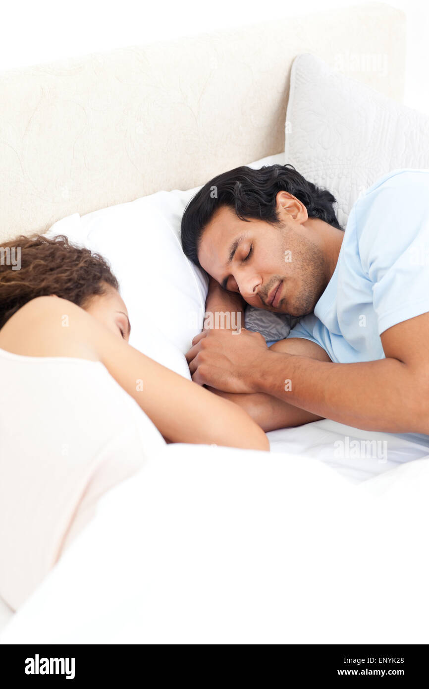 Süßes Paar zusammen in ihrem Bett schlafen, während eines Wochenendes Stockfoto