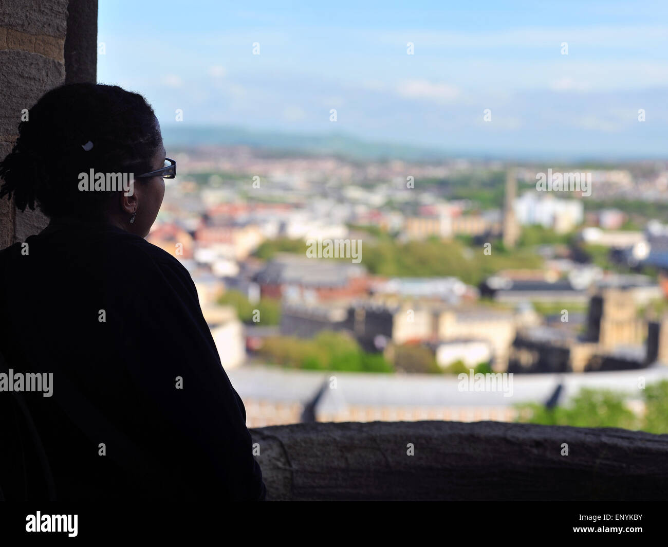 Eine Frau blickt auf Bristol von der Spitze der Cabot Tower auf Brandon Hill. Stockfoto