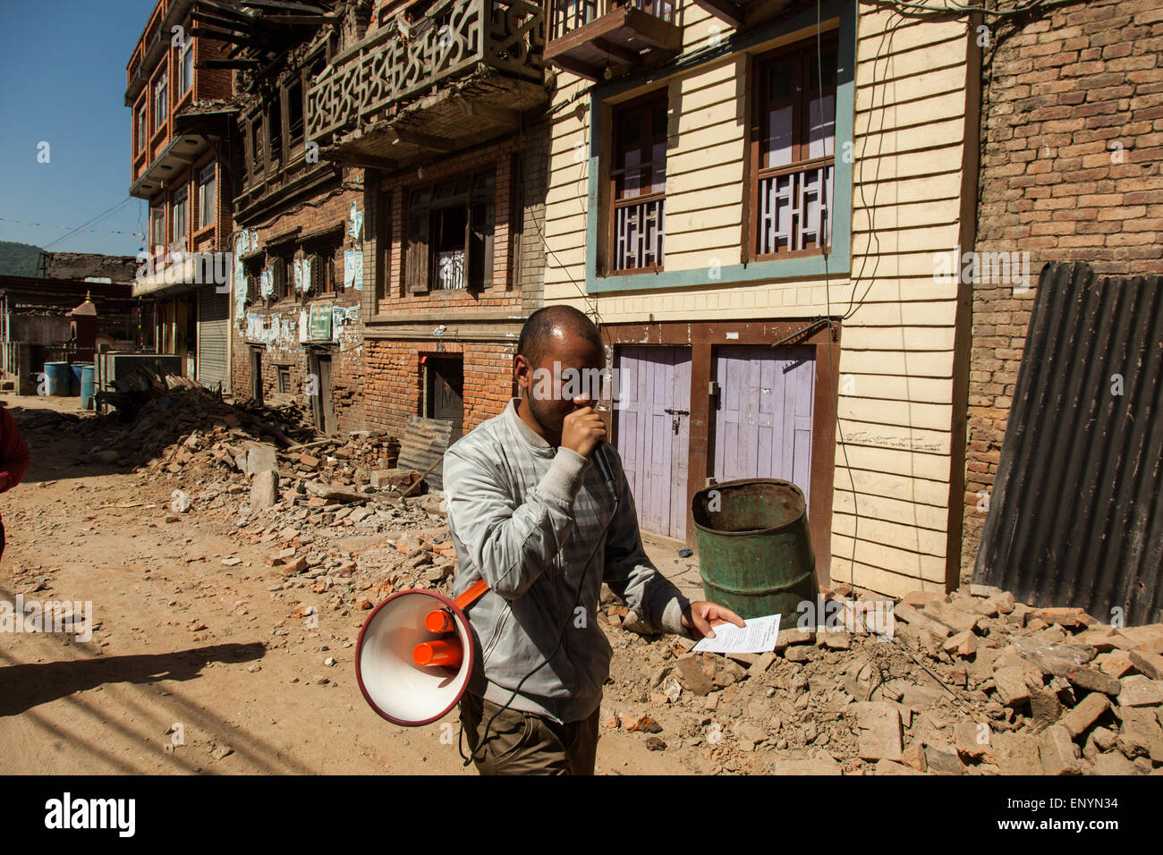 Ein medizinischer Fachkräfte Ankündigung über Gesundheitscamps Erdbeben betroffenen Gebieten in Sankhu, Nepal. Stockfoto