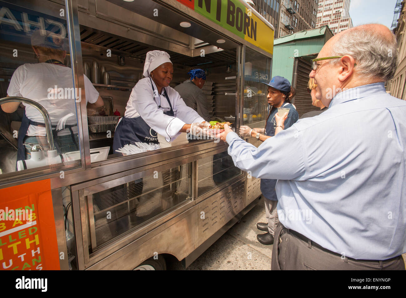 Brooklyn geboren Essen Wagen, verschenkt in einer MRV100 Proben bei der Bewegung Systeme Öko-Lebensmittel Karren Einführung in Lower Manhattan in New York am Montag, 11. Mai 2015.  Die MRV100 State-of-the-Art Wagen reduzieren Emissionen und eignen sich besser für sanitäre Essen Prep. Sie kommen auch mit First Data Systemversion iPads und eine Revenue-Management-Programm. Die ersten 500 Anbieter, die diese Karren wechseln erhalten eine kostenlos. Die Wagen nutzen Solarenergie, alternative Kraftstoffe und ein Plug-in Hybrid-Technologie zu reduzieren Emissionen und einer Restaurantküche Grade. (© Richard B. Levine) Stockfoto