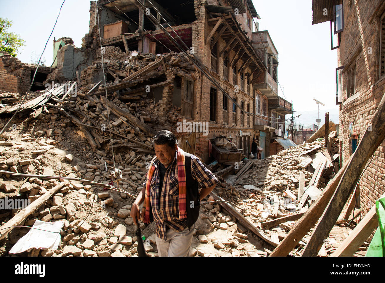 Ein Mann geht durch die Trümmer von Häusern beschädigt durch das Erdbeben in Sankhu Dorf in der Nähe von Kathmandu, Nepal. Stockfoto