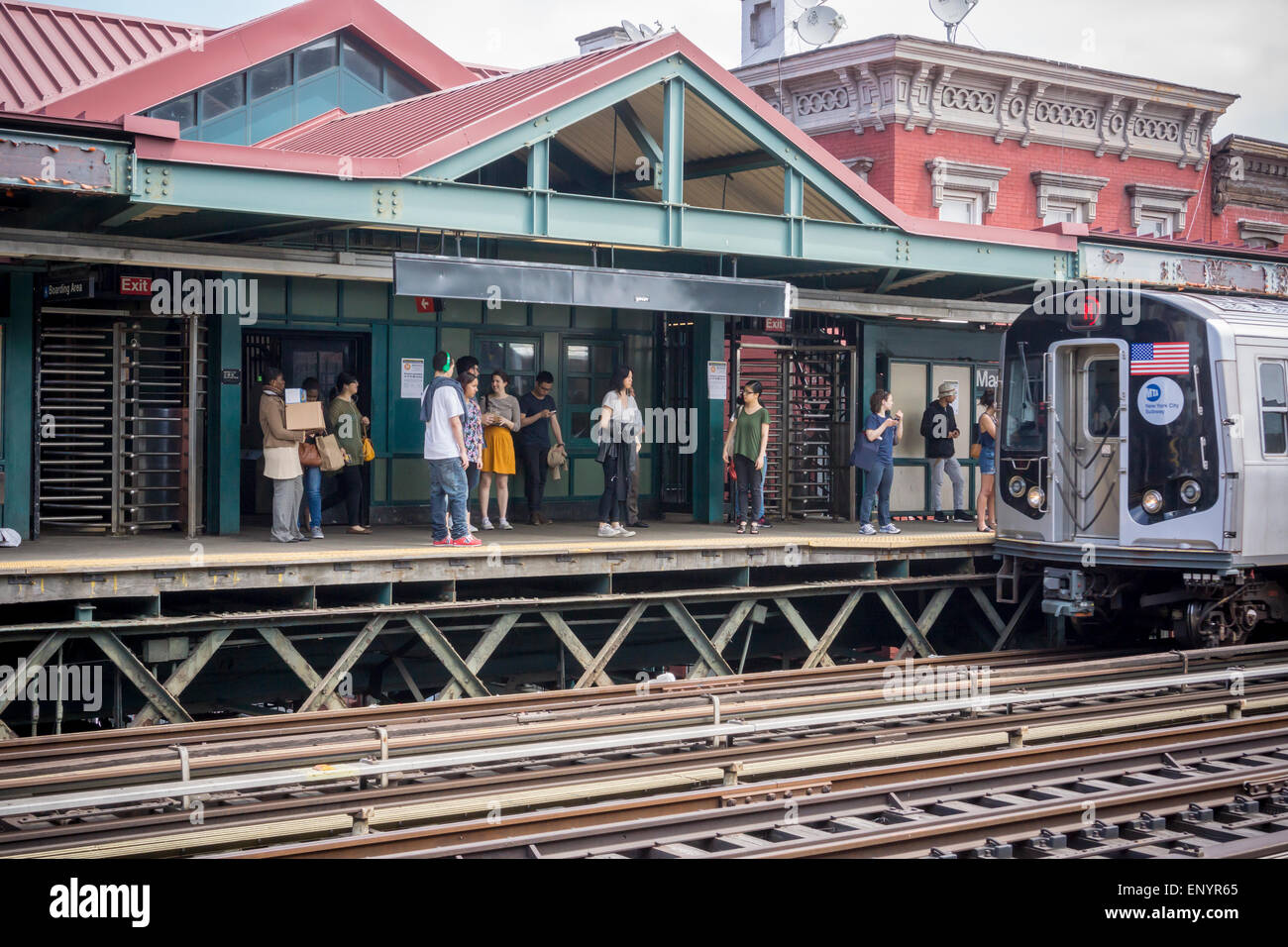 Passagiere der u-Bahn Bahnsteig Marcy Avenue, die 'J' drängen und bin "Linien in Williamsburg in Brooklyn einen Zug am Sonntag, 10. Mai 2015 eintreffen warten. Mit der anhaltenden Störung aufgrund von Wartungsarbeiten der Linie 'L' freuen Williamsburgers und Besucher andere Routen zu entkommen, oder geben die Nachbarschaft. (© Richard B. Levine) Stockfoto