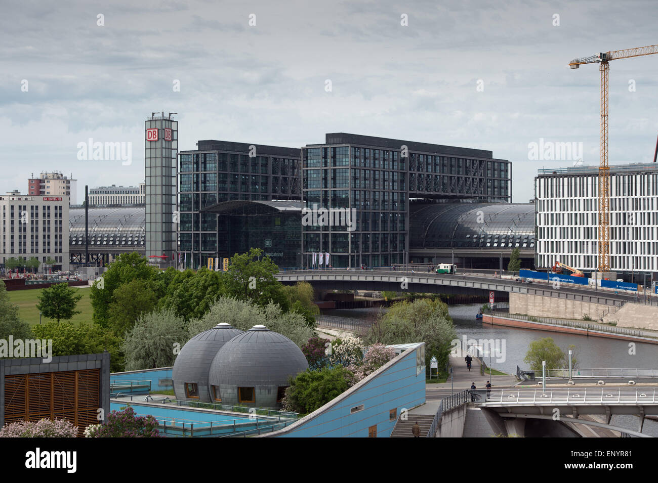 Der Hauptbahnhof Bahnhof und benachbarte Gebäude derzeit noch im Bau befindet sich in der Regierung von Berlin, Deutschland, fotografiert am 12. Mai 2015. Foto: Soeren Stache/dpa Stockfoto