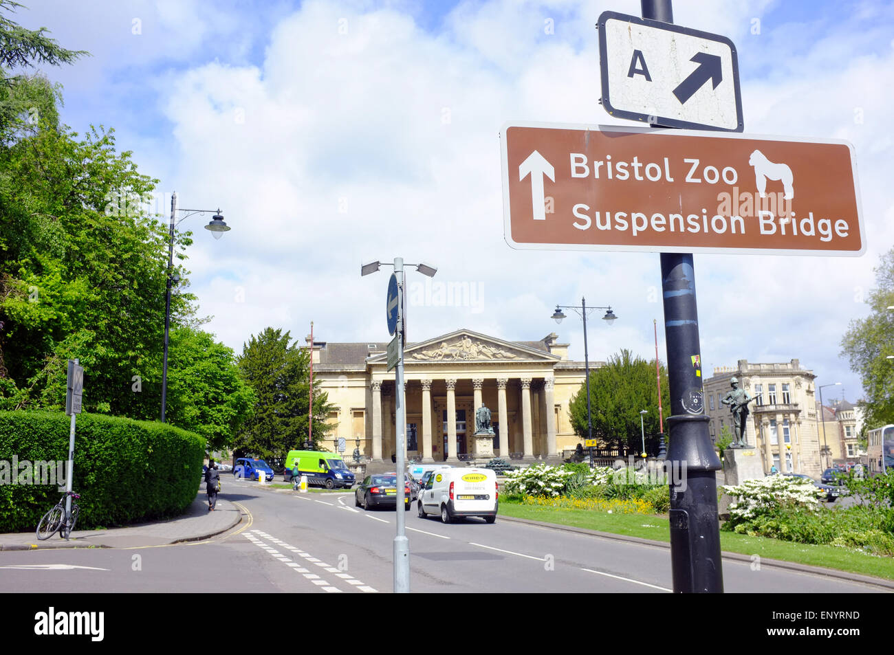 Ein Wegweiser für Bristol Zoo und die Clifton Suspension Bridge in Bristol. Stockfoto