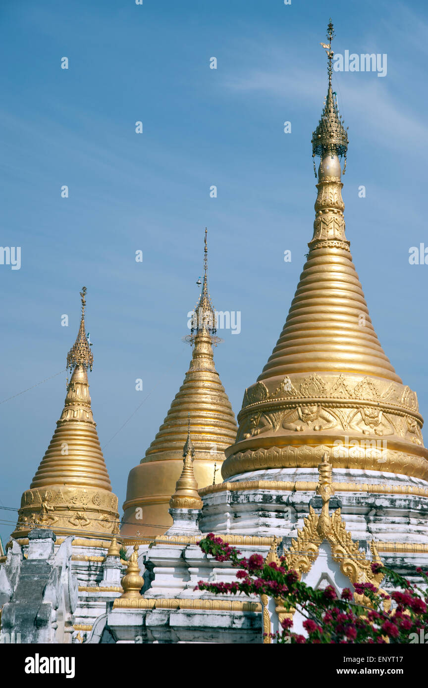 Drei gold Tempel Türme erreichen für blauen Himmel in der alten Hauptstadt Inwa in der Nähe von Mandalay Myanmar Stockfoto