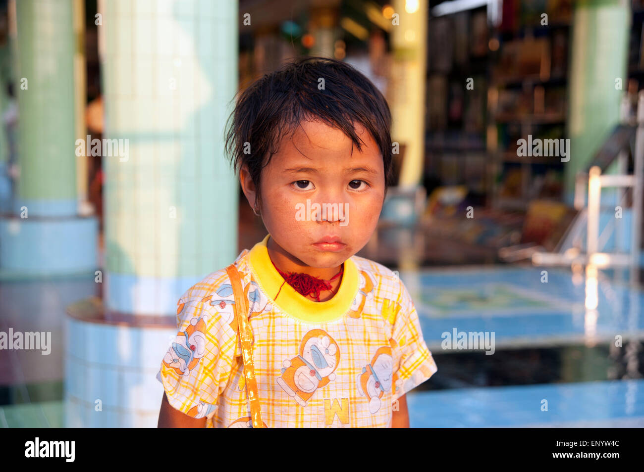 Ein junges Kind Portrait auf dem Gelände eines Tempels auf Sagiang Hügel in der Nähe von Mandalay Myanmar Stockfoto