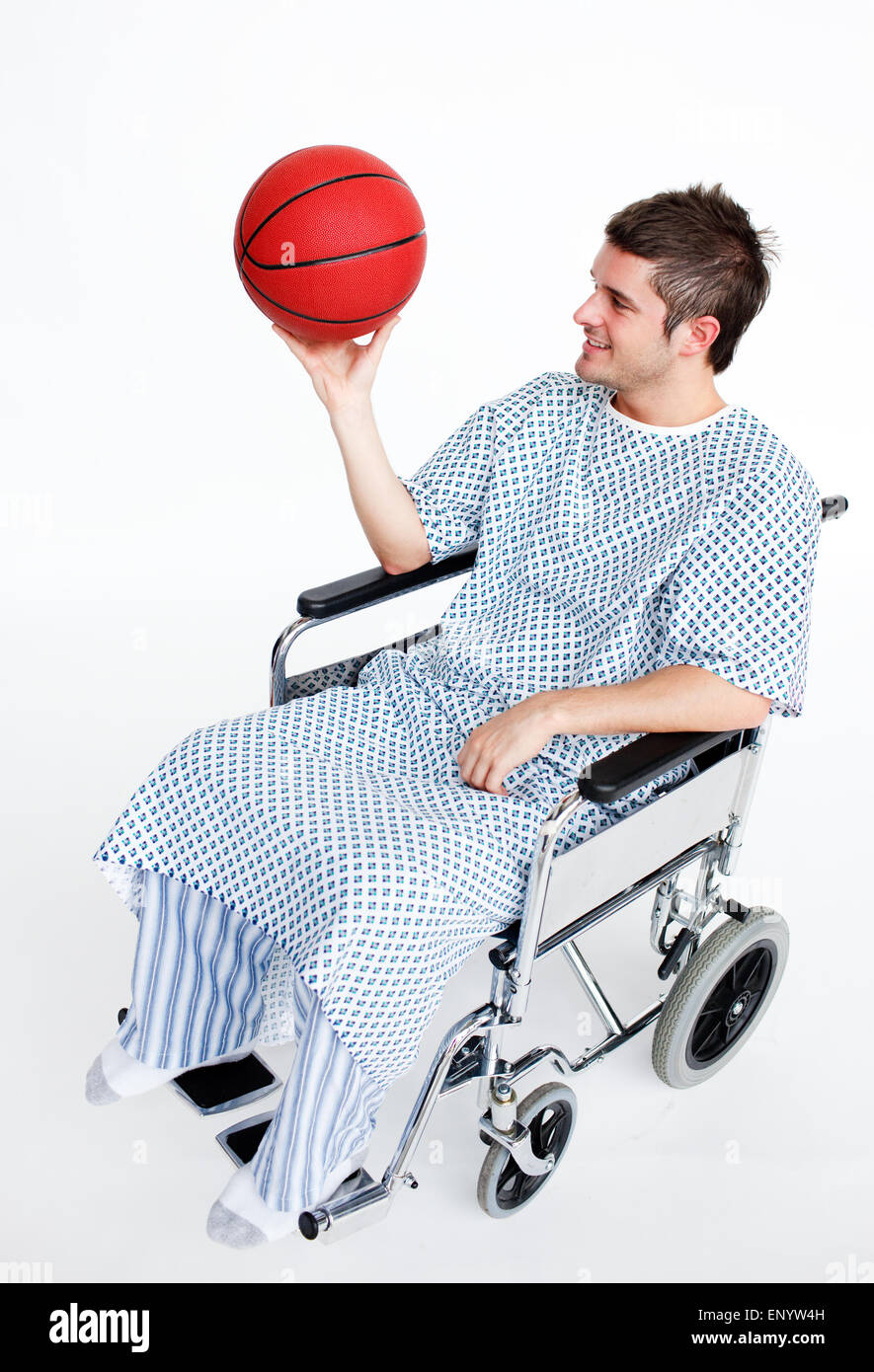 Patienten im Rollstuhl mit einem Korb ball Stockfoto