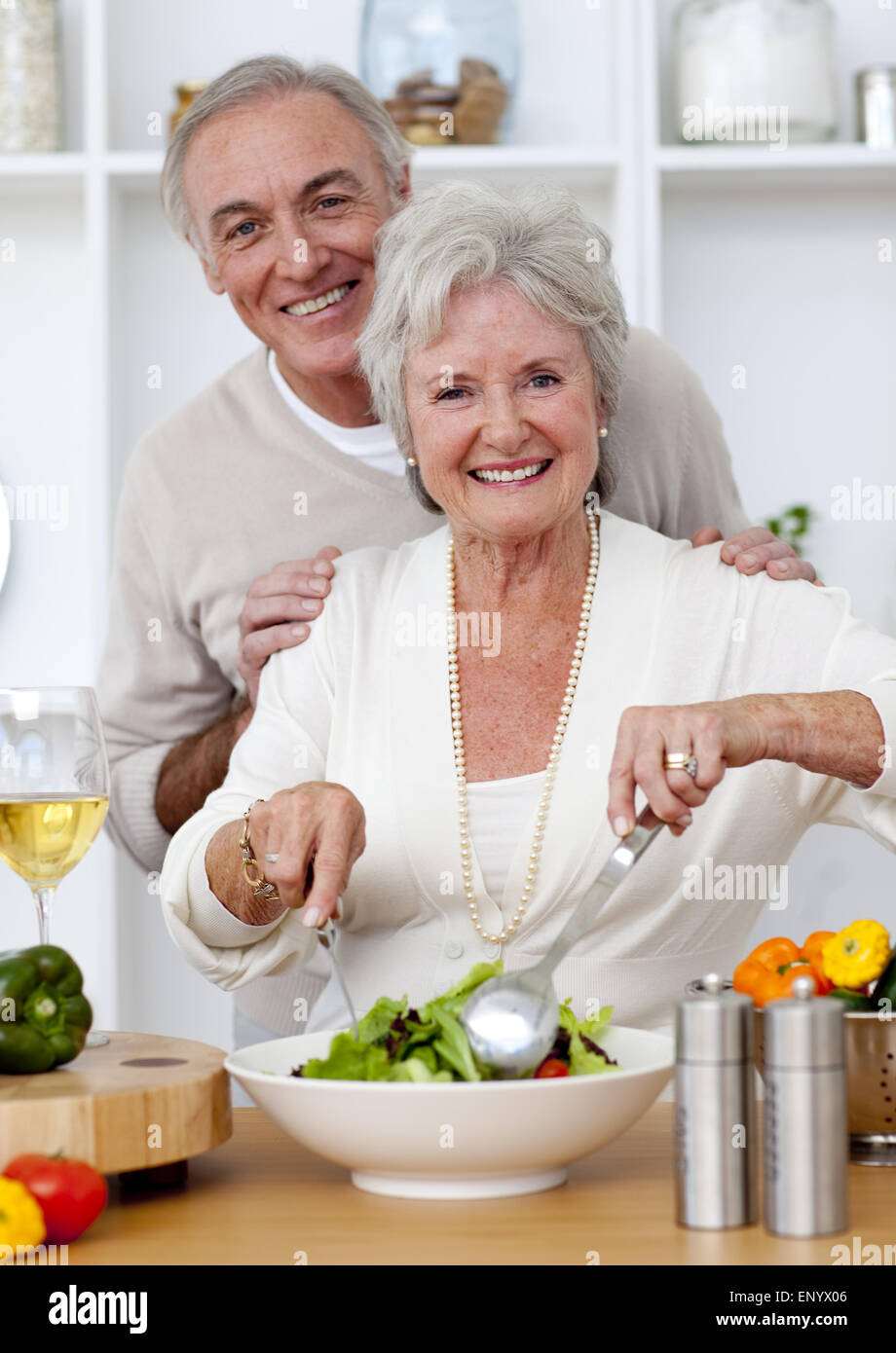 Gerne älteres paar Eeating einen Salat in der Küche Stockfoto