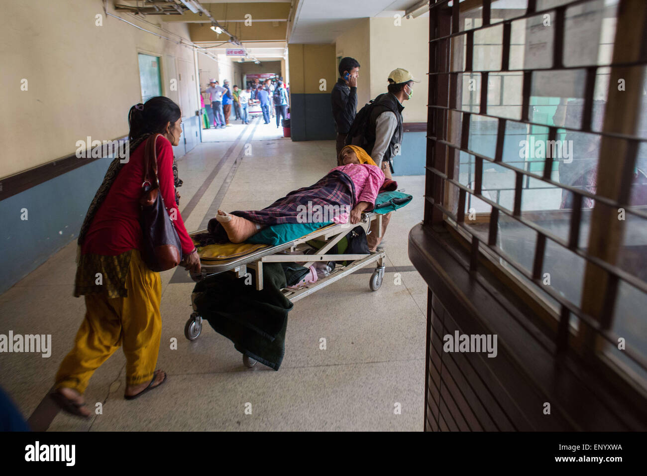 Kathmandu, Nepal. 12. Mai 2015.12th Mai 2015. Ein starkes Erdbeben erschütterte Nepal am Dienstag, weniger als drei Wochen nach einem verheerenden Temblor dort mehr als 8.000 Menschen getötet. Dutzende Tote und mehr als tausend Verletzungen wurden berichtet. Die United States Geological Survey zugewiesen dem Beben vorläufige Magnitude 7.3 mit Epizentrum etwa 50 Meilen östlich von Kathmandu, nahe der Grenze zu China. Bildnachweis: Ivan Castaneira/ZUMA Wire/ZUMAPRESS.com/Alamy Live-Nachrichten Stockfoto