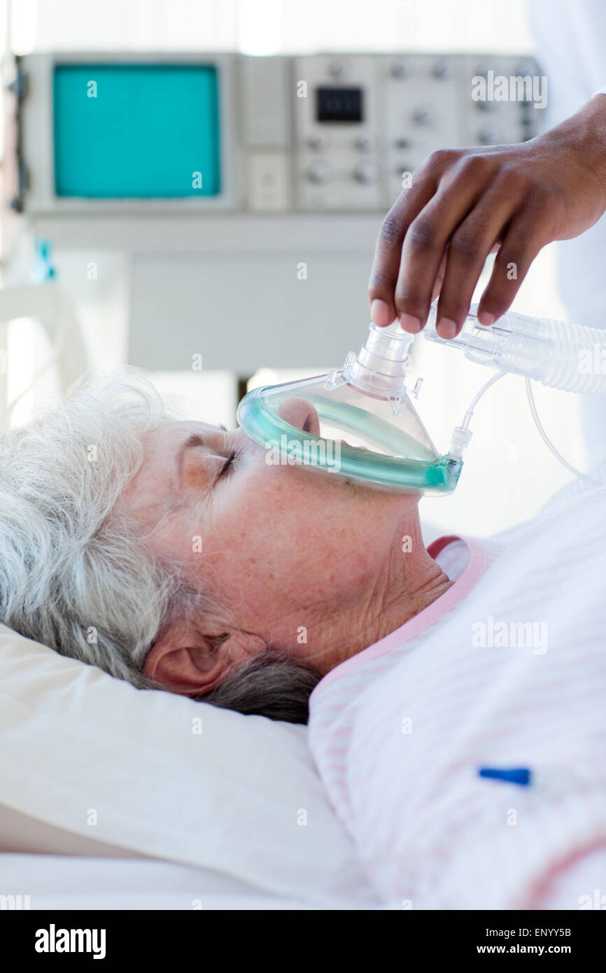 Ein Arzt einen Patienten Sauerstoffmaske aufsetzen Stockfoto