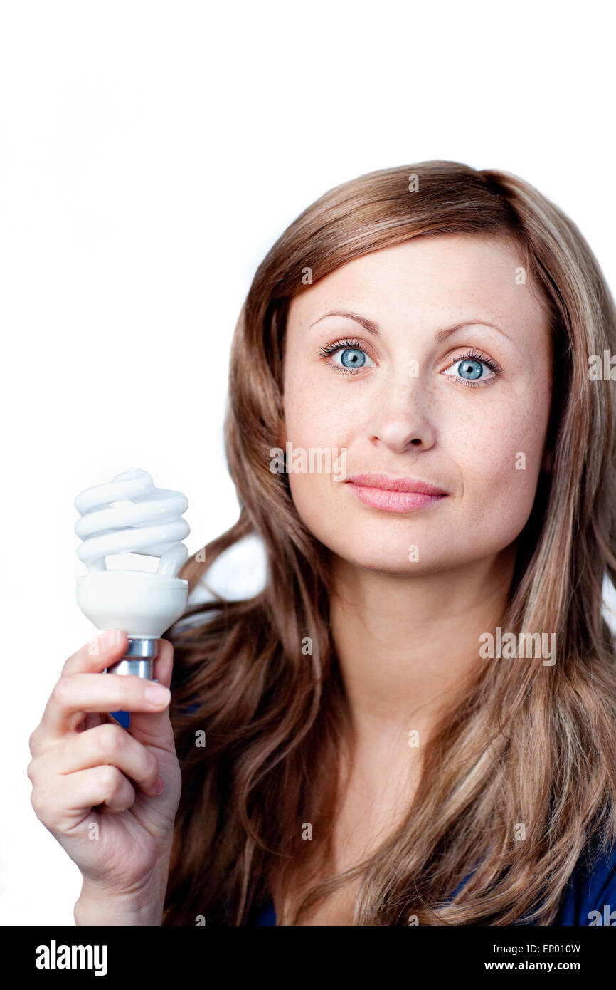 Schöne Frau hält eine Glühbirne Stockfoto