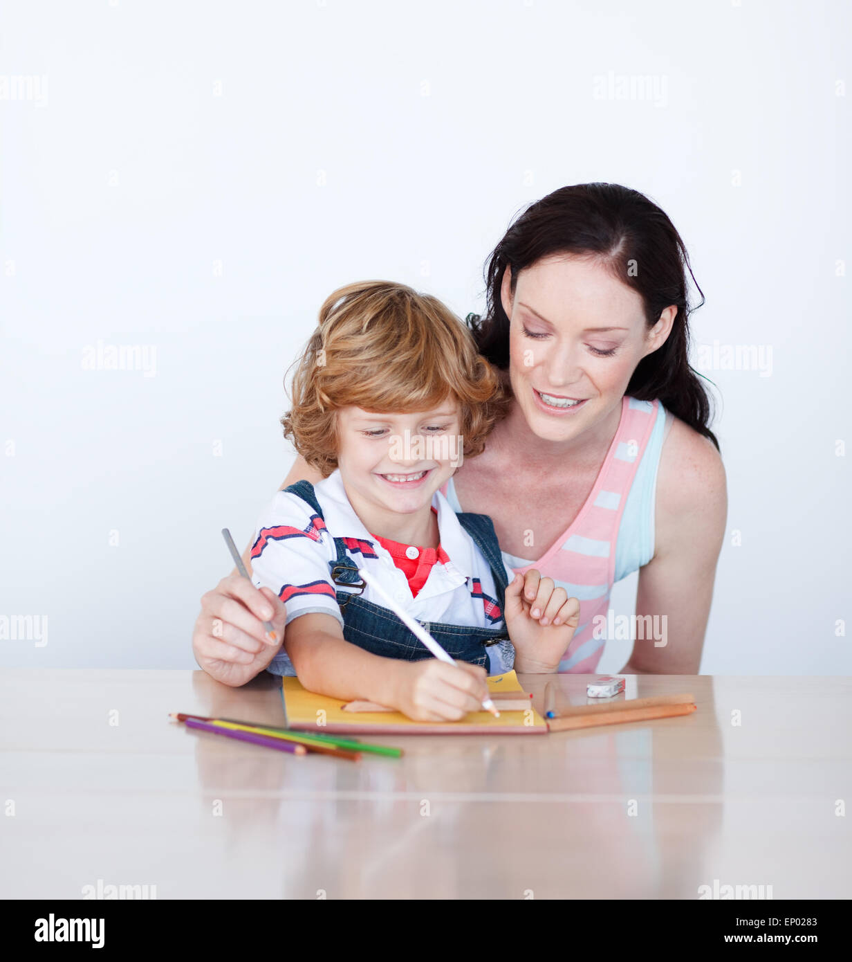 Mutter und Sohn gemeinsam schreiben Stockfoto