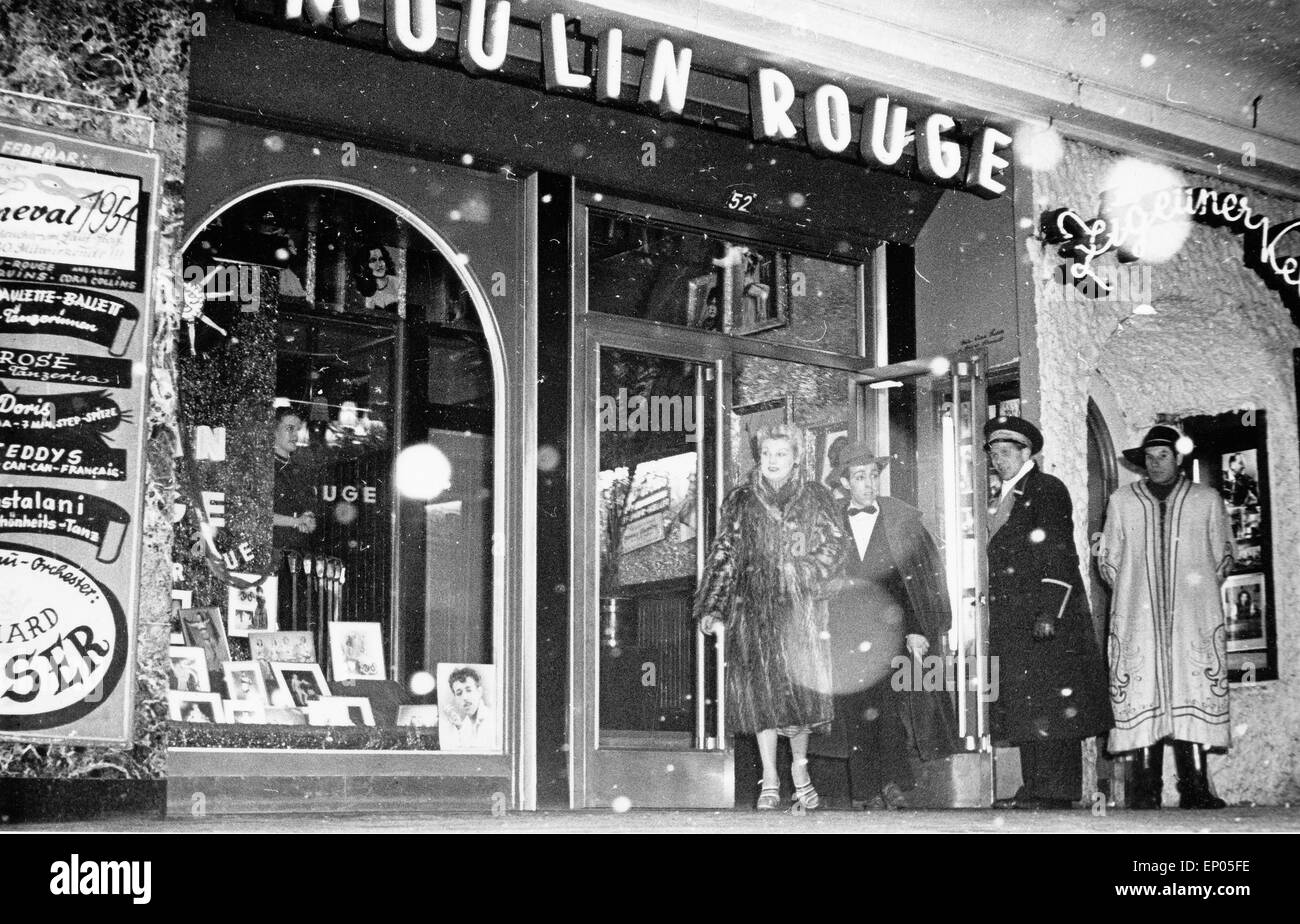 Besucher Kommen aus Dem Moulin Rouge Nachtclub Auf der Reeperbahn in Hamburg, 1950er Jahre. Gäste verlassen das Moulin Rouge nahe Stockfoto