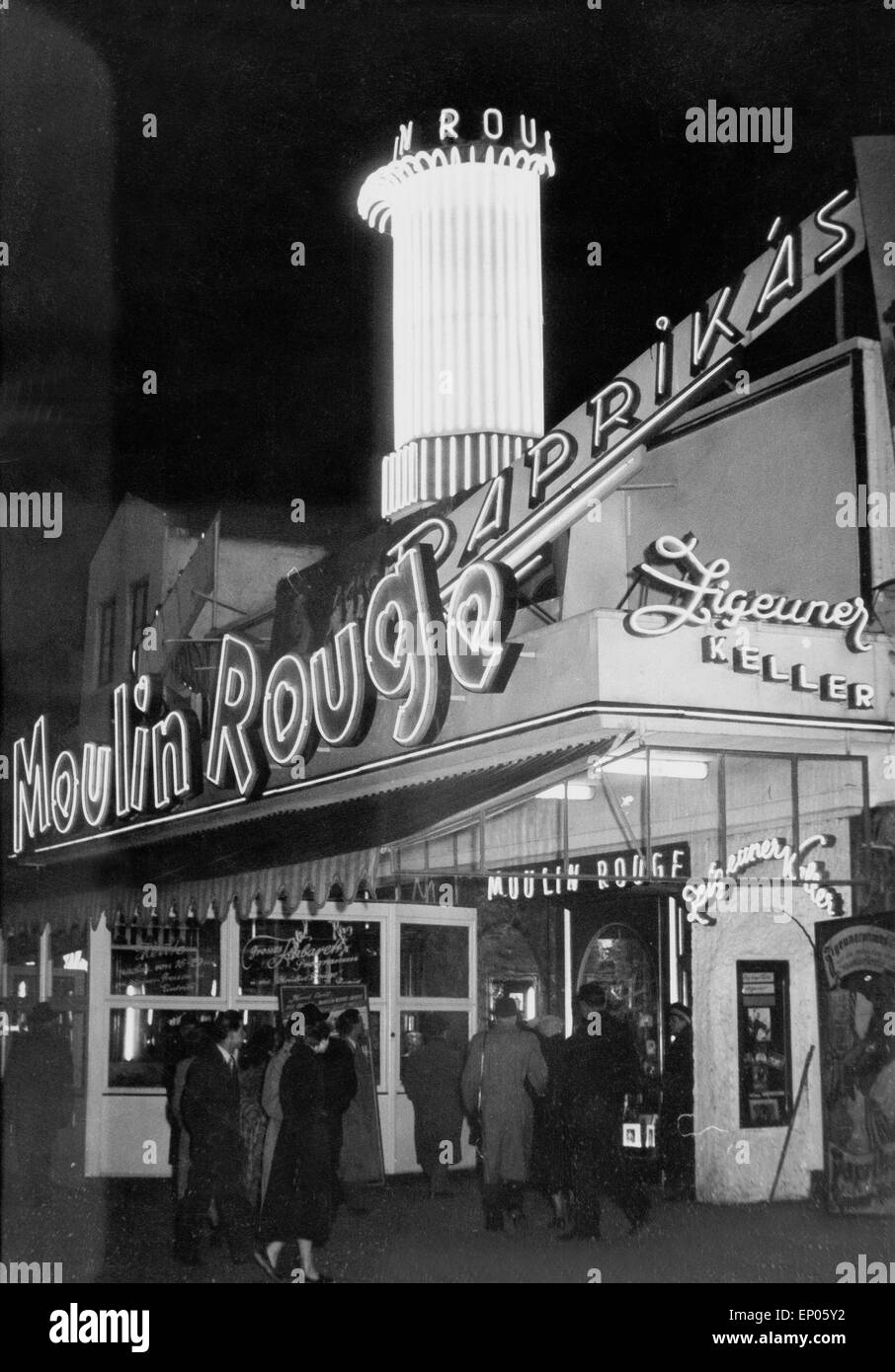 Eingang des Moulin Rouge Nachtclub Auf der Reeperbahn in Hamburg, 1950er Jahre. Eingang des Moulin Rouge Club Hamburg Re Stockfoto