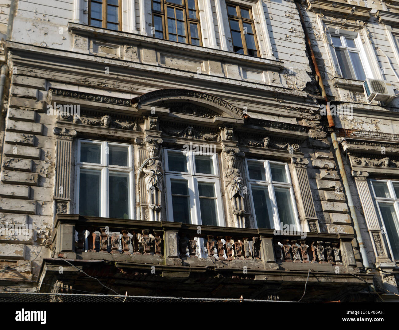 Bukarest, Rumänien: ehemalige Pracht, Fenster und Balkon Stockfoto