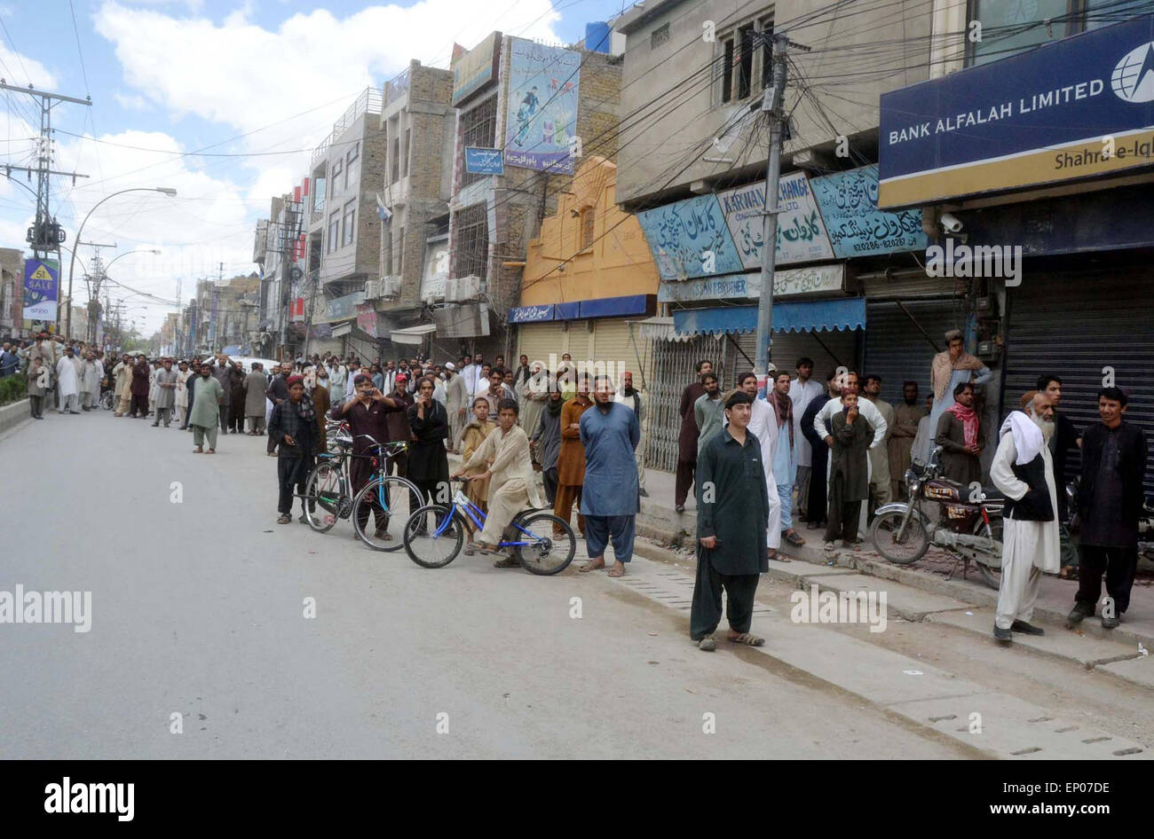 Angehörigen der verletzten Opfer des Brand einfallenden Opfer bei Kasi Road block brennen Straßenreifen wie sie gegen Unruhen Law &amp; Order Situation während der Demonstration am Mezan Chowk in Quetta auf Dienstag, 12. Mai 2015 protestieren. Stockfoto