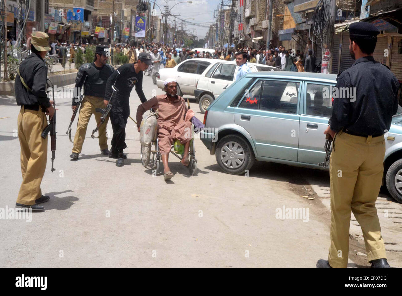 Angehörigen der verletzten Opfer des Brand einfallenden Opfer bei Kasi Road block brennen Straßenreifen wie sie gegen Unruhen Law &amp; Order Situation während der Demonstration am Mezan Chowk in Quetta auf Dienstag, 12. Mai 2015 protestieren. Stockfoto