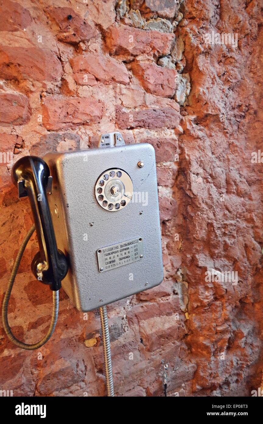 Grunge städtischen Hintergrund der Wand mit einer alten aus Dienst Payphone drauf Stockfoto