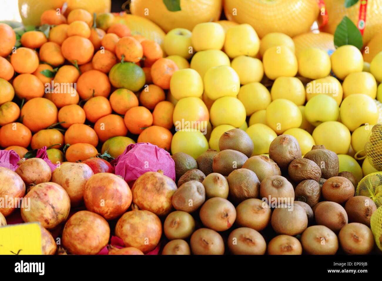 Stall zu verkaufen Grapefruit-Mandarinen-Äpfel-Granatäpfel-Kiwis in Barkhor Bereich. Straße auf der Kora-Umrundung. Lhasa-Tibet Stockfoto