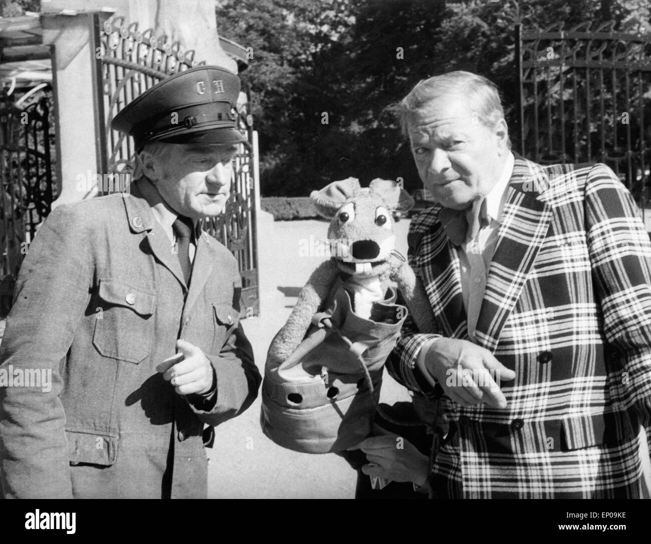 Arno Görke Und Hase Cäsar Besuchen Heute Hagenbecks Tierpark in Hamburg in der ARD Kinderserie Spaß Muß Sein bin 20.07.1981. Stockfoto