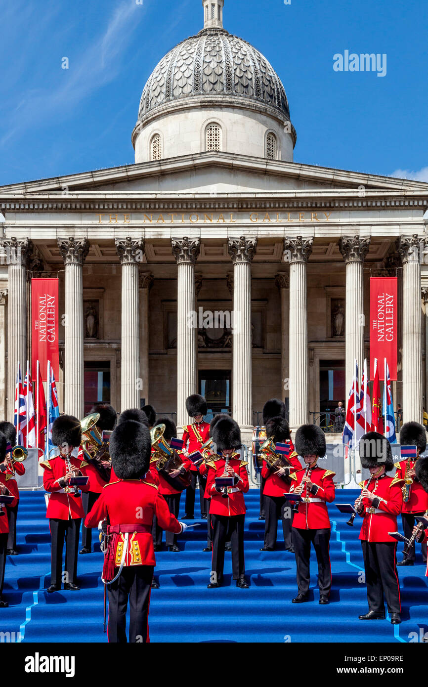 Die Band der Grenadier Guards führen Sie auf dem Trafalgar Square zum 70. Jahrestag des VE Tag, London, England Stockfoto