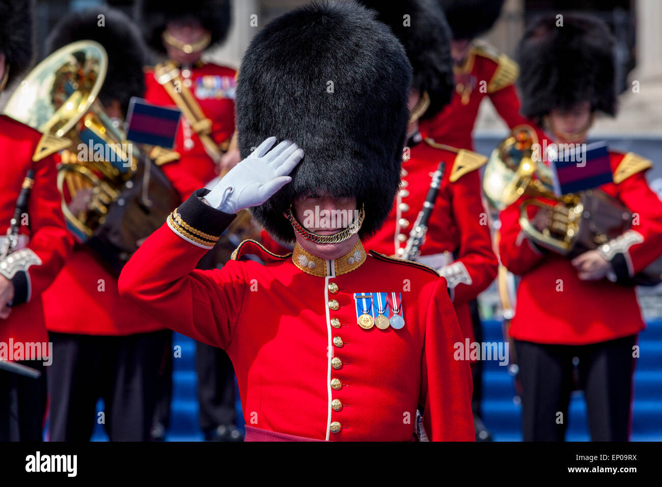 Die Band der Grenadier Guards führen Sie auf dem Trafalgar Square zum 70. Jahrestag des VE Tag, London, England Stockfoto
